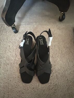 NWT TOMS Gracie Black Leather Wedge Sandal; size  8